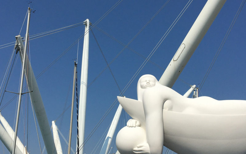 Attraversa il Porto Antico di Genova la Mostra Open Air “Deredia a Genova – La Sfera tra i Due Mondi”.